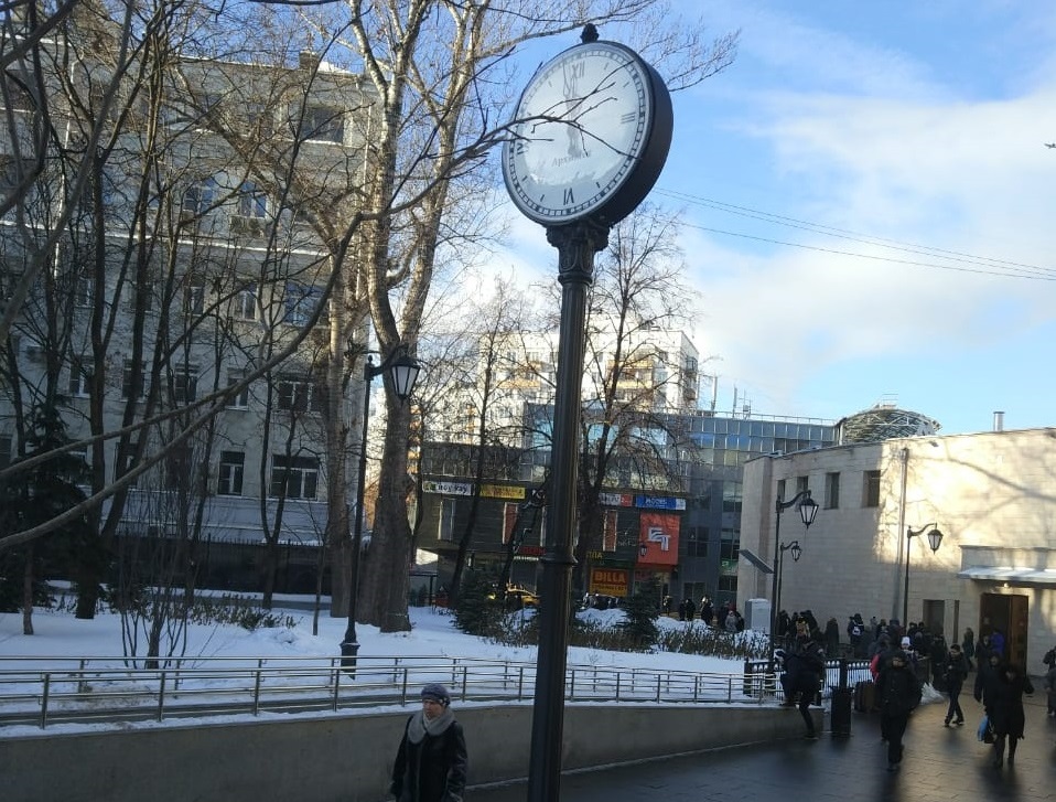 Ближайший ремонт часы. Улица Баумана Москва метро. Ул Баумана робот. Розовый дом инженера часов на Бауманской. Улица Баумана вход в метро 1.